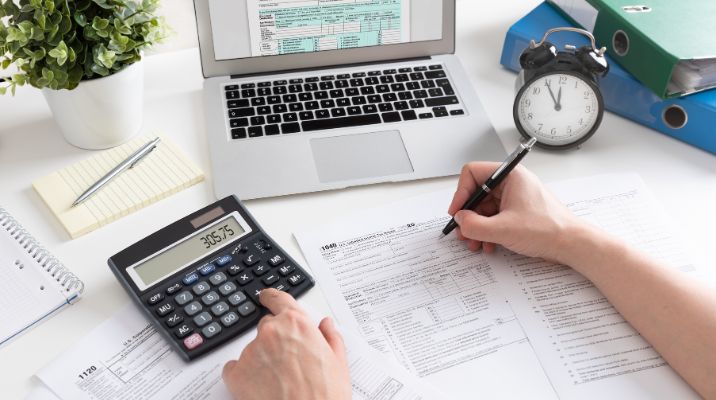 What’s the Difference Between a Bookkeeper and an Accountant?